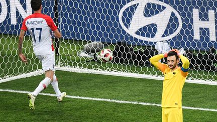 Le gardien français Hugo Lloris après son erreur en finale de la Coupe du monde face à la Croatie le dimanche 15 juillet 2018 à Moscou (Russie). (ALEXANDER VILF / SPUTNIK)