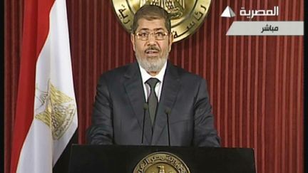 Le pr&eacute;sident &eacute;gyptien, Mohamed Morsi, lors de son intervention t&eacute;l&eacute;vis&eacute;e, le 6 d&eacute;cembre 2012 au Caire (capture d'&eacute;cran). (EGYPTIAN TV / AFP)