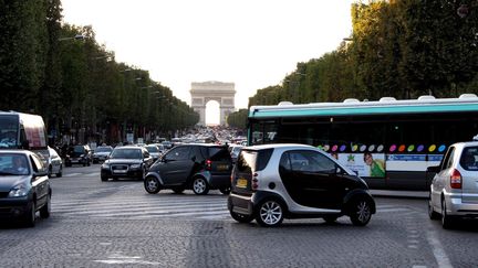 Sur le rond-point des Champs-Elysées, à Paris, on atteint les 80 décibels. Illustration. (MAXPPP)