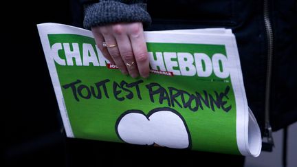 Un exemplaire du magazine "Charlie Hebdo" dans une librairie fran&ccedil;aise &agrave; Londres, le 16 janvier 2015. (JUSTIN TALLIS / AFP)