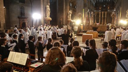 Le&nbsp;chef de département de musique sacrée médiévale, Sylvain Dieudonné, lors d'un concert&nbsp;donné à Saint-Sulpice après l'incendie de Notre-Dame, le 18 avril 2019. Il a depuis été licencié de la&nbsp;Maîtrise de Notre-Dame de Paris. (JACQUES DEMARTHON / AFP)