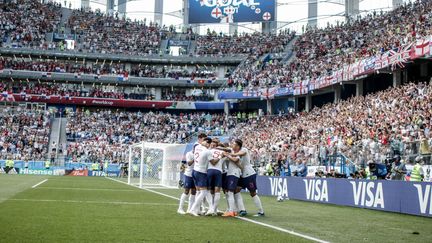 L'équipe d'Angleterre célèbre son but face au Panama, lors de la Coupe du monde en Russie, le 24 juin 2018. (THIAGO BERNARDES / FRAMEPHOTO / AFP)