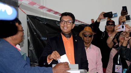 Le président malgache, Andry Rajoelina, déposant son bulletin de vote pour une élection présidentielle, très contestée. (SITRAKA RAJAONARISON / XINHUA)