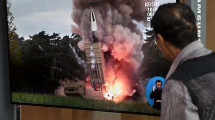 Un homme regarde&nbsp;le lancement d'un missile nord-coréen à la télévision, dans une gare de Séoul (Corée du Sud), le 10 septembre 2019. (JUNG YEON-JE / AFP)