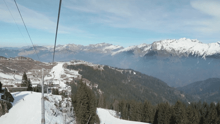 Pour répondre aux besoins des skieurs et touristes victimes d'accident, certaines stations de sports d'hiver peinent à répondre aux besoins et se retrouvent débordées durant la saison, faute de médecins disponibles. (FRANCE 3)