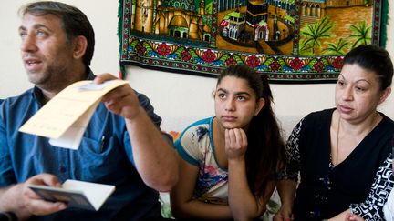 Leonarda Dibrani, entour&eacute;e de ses parents, en mai 2014 &agrave; Mitovica (Kosovo). (ARMEND NIMANI / AFP)