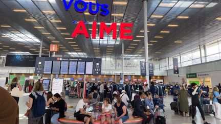 Des passagers attendant dans le Terminal 3 de l'aéroport de Paris Orly, le 28 juillet 2021. (SANDRINE MARTY / HANS LUCAS / AFP)