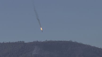 Un Soukhoï Su-24 russe s'écrase à la frontière turco-syrienne, le 24 novembre 2015. (FATIH AKTAS / ANADOLU AGENCY / AFP)