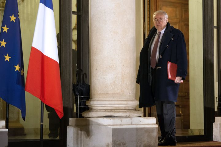 Jacques Cheminade sur le perron de l'Elysée, le 7 décembre 2012.&nbsp; (BERTRAND LANGLOIS / AFP)