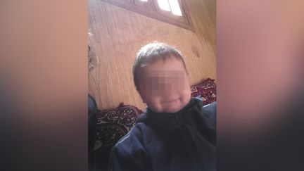 Ismaël, 2 ans et demi, faisait officiellement partie du convoi des orphelins de jihadistes rapatriés en France le 15 mars dernier. Mais il est finalement&nbsp;resté dans un camp du Kurdistan syrien. (RADIO FRANCE)