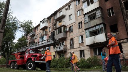 Des immeubles endommagés dans la ville de Kryvyï Rig, dans le centre de l'Ukraine, le 13 juin 2023. (STAS YURCHENKO / AFP)