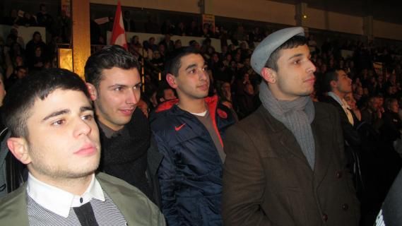 De gauche &agrave; droite : Simon, Sami, Yanis et Jugurtha, entre 20 et 22 ans, avec qui FTVi a suivi le meeting de Jean-Luc M&eacute;lenchon au Blanc-Mesnil (Seine-Saint-Denis), le 9 f&eacute;vrier 2012. (SALOME LEGRAND / FTVI)