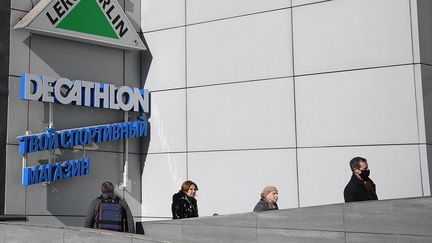 Un centre commercial abritant des magasins des enseignes Décathlon et Leroy Merlin, à Moscou (Russie), le 24 mars 2022. (NATALIA KOLESNIKOVA / AFP)