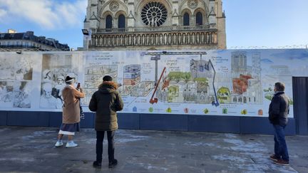 L'exposition est présentée sur les palissades du chantier de Notre-Dame, à Paris. (Anne Chépeau / Radio France)