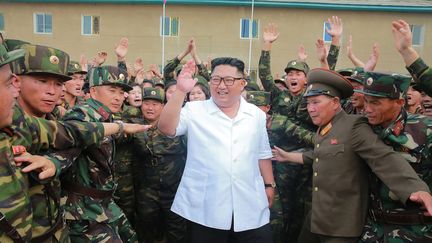 Le dirigeant nord-coréen Kim Jong-un lors d'une inspection militaire dans son pays, le 30 juin 2018. (STR / KCNA VIA KNS / AFP)