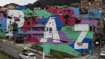 Des habitants du quartier Mariscal Sucre à Bogotá ont peint une grande fresque pour la paix avec deux street-artists français (1er septembre 2016)
 (Ivan Valencia / STR / AFP)