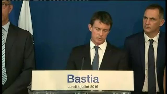 "Démission ! Démission !" Manuel Valls hué à Bastia