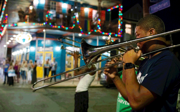 Un brass band a pris d'assaut Frenchmen street, le temple du jazz. (BRYAN TARNOWSKI/ GEO)