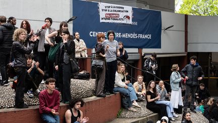 Au sein du centre Pierre Mendes-France de l'université Paris 1 Panthéon-Sorbonne lors d'une mobilisation propalestinienne, le 30 avril 2024. (GAUTHIER BEDRIGNANS / HANS LUCAS / VIA AFP)