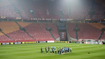 Les joueurs du FC Dnipro à l'entraînement sur la pelouse de l'Arena Stadium, à Amsterdam, mercredi 18 mars 2015. (OLAF KRAAK / AFP)