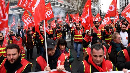 Des membres de la CGT manifestent à Paris, le 19 décembre 2018. (BERTRAND GUAY / AFP)