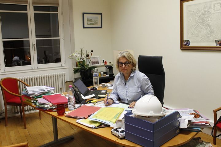 Dominique Aguilar, la maire UDI de Tonnerre (Yonne), dans son bureau, le 29&nbsp;novembre&nbsp;2018.&nbsp; (LOUISE HEMMERLE / FRANCE INFO)