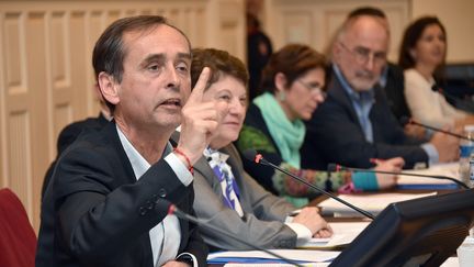 Le maire de B&eacute;ziers (H&eacute;rault), Robert M&eacute;nard, durant une r&eacute;union hebdomadaire &agrave; la mairie, le 5 mai 2015.&nbsp; (PASCAL GUYOT / AFP)