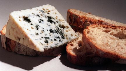 Le roquefort, fromage traditionnel fabriqué avec du lait de brebis de l'Aveyron. (JEAN-PIERRE MULLER / AFP)