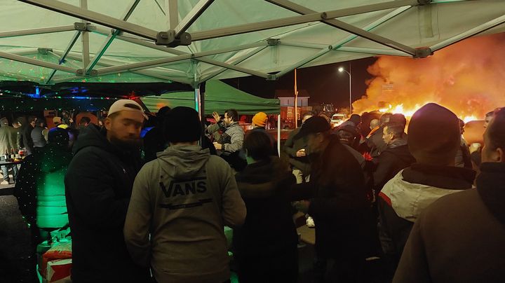 En début de soirée, une centaine d'agriculteurs étaient rassemblés dans une ambiance bon enfant, le 22 janvier 2024 à Golfech (Tarn-et-Garonne). (FABIEN MAGNENOU / FRANCEINFO)