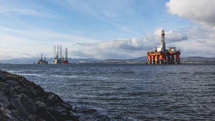 Un gisement de pétrole dans le Cromarty Firth, en Ecosse, le 22 octobre 2021. (EWAN BOOTMAN / NURPHOTO / AFP)