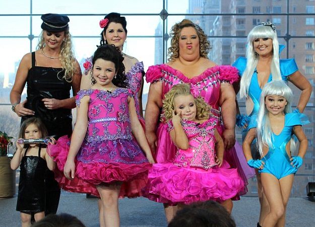 Wendy et Paisley Dickey, Kayla et EverRose Sims, June Shannon et Alana Thompson, Alicia Morgan et Laci Crews, stars de l'&eacute;mission "Toddlers and Tiaras" (bambins et tiares),&nbsp;participent &agrave; l'&eacute;mission de t&eacute;l&eacute;vision am&eacute;ricaine "Anderson", en f&eacute;vrier 2012.&nbsp; (ANDERSON / WARNER BROS TELEVISION )