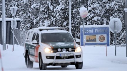 Un véhicule finlandais au poste frontière de Raja-Jooseppi (Finlandais), le 28 novembre 2023. (EMMI KORHONEN / LEHTIKUVA / AFP)