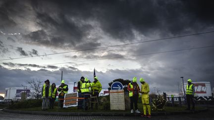 Des "gilets jaunes" occupent un rond-point près de Lyon (Rhône), le 17 décembre 2018. (JEAN-PHILIPPE KSIAZEK / AFP)