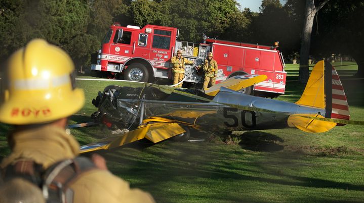 Les pompiers d&eacute;ploy&eacute;s dans un golf &agrave; Venice (Californie, Etats-Unis), apr&egrave;s le crash d'un avion, propri&eacute;t&eacute; de l'acteur Harrison Ford, le 5 mars 2015. (JONATHAN ALCORN / AFP)