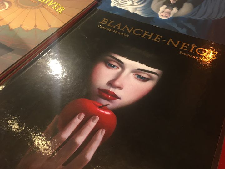 "Blanche Neige", adaptation de Charlotte Moundlic et François Place sur le stand Albin Michel Jeunesse au salon du livre et de la presse jeunesse de Montreuil (Laurence Houot / franceinfo Culture)