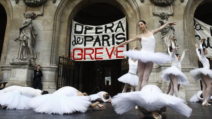 L'orchestre de l'Opéra de Paris, son corps de ballet avec ses danseuses, en grève contre la réforme des retraites, ont interprété gratuitement une partie du "Lac des cygnes" sur le parvis de l'Opéra Garnier à Paris, le 24 décembre 2019. (MAXPPP)