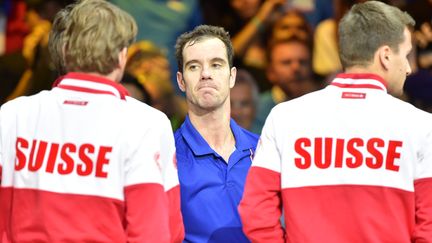 Richard Gasquet salue les joueurs de l'&eacute;quipe de Suisse apr&egrave;s la finale de la Coupe Davis perdue par la France, le 23 novembre 2014, &agrave; Villeneuve-d'Ascq (Nord). (PHILIPPE HUGUEN / AFP)