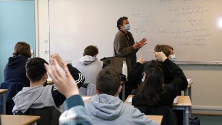 Un professeur devant ses élèves. Photo d'illustration. (VANESSA MEYER / MAXPPP)