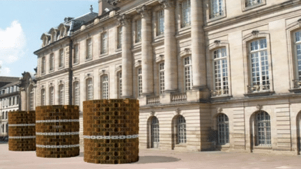 Les trois tourelles de briques du plasticien David Hurstel prendront place sur la terrasse du palais des Rohan.
 (Culturebox - capture d&#039;écran)