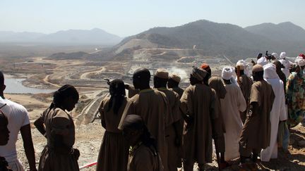 Site de la construction du Grand barrage de la Renaissance éthiopien construit sur le Nil bleu dans le nord de l'Ethiopie. Photo prise au début de sa construction en décembre 2014.&nbsp; (MINASSE WONDIMU HAILU / ANADOLU AGENCY)