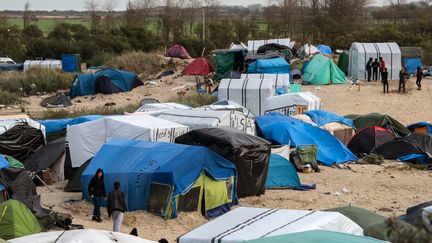 Des migrants dans la "jungle" de Calais (Pas-de-Calais), le 12 novembre 2015. (DENIS CHARLET / AFP)