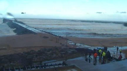 Capture d'&eacute;cran de la webcam positionn&eacute;e par l'office du tourisme d'Anglet (Pyr&eacute;n&eacute;es-Atlantiques) sur la plage des Cavaliers, o&ugrave; un navire s'est &eacute;chou&eacute;, le 5 f&eacute;vrier 2014. (  FRANCETV INFO )