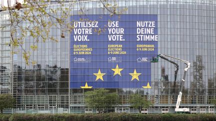 Une affiche annonçant les élections européennes de juin 2024, sur la façade du Parlement européen. (JEAN-MARC LOOS / MAXPPP)