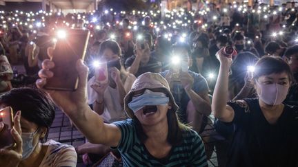 Des manifestants&nbsp;soutenant le mouvement appelant à des réformes démocratiques à Hong Kong, le 19 octobre 2019.&nbsp; (ED JONES / AFP)