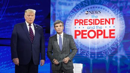 Donald Trump et le présentateur de la chaîne ABC&nbsp;George Stephanopoulos lors du town hall de Philadelphie mardi 15 septembre.&nbsp; (MANDEL NGAN / AFP)