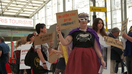 Des femmes manifestent Gare du Nord à Paris&nbsp; contre le harcèlement dans les transports le 16 avril 2015. (CITIZENSIDE/PATRICE PIERROT / CITIZENSIDE.COM)