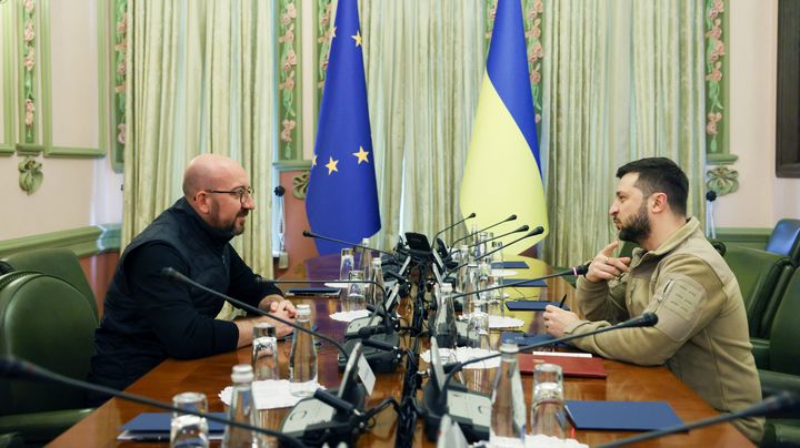 Le président du Conseil européen lors d'une rencontre avec le président ukrainien Volodymyr Zelensky, le 20 avril 2022 à Kiev (Ukraine). (CONSEIL EUROPEEN / POOL / AGENCE ANADOLU)