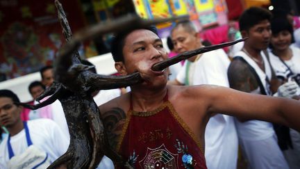 Afin de se purifier, des fakirs ou "Ma song" se transpercent le visage et le corps. (DAMIR SAGOLJ / REUTERS)