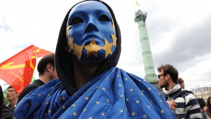 Un manifestant est déguisé avec les symboles du drapeau européen, le 29 mai 2014 à Paris, lors d'une manifestation à l'appel d'organisations de lycéens, d'étudiants, de groupes de gauche et d'extrême gauche, après le résultat des élections européennes. (NATHANAEL CHARBONNIER / FRANCE-INFO)