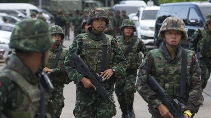 Les soldats tha&iuml;landais dans les rues de Bangkok&nbsp;apr&egrave;s la prise du pouvoir par le&nbsp;g&eacute;n&eacute;ral Prayut Chan-O-Cha le 22 mai 2014 (PORNCHAI KITTIWONGSAKUL / AFP)